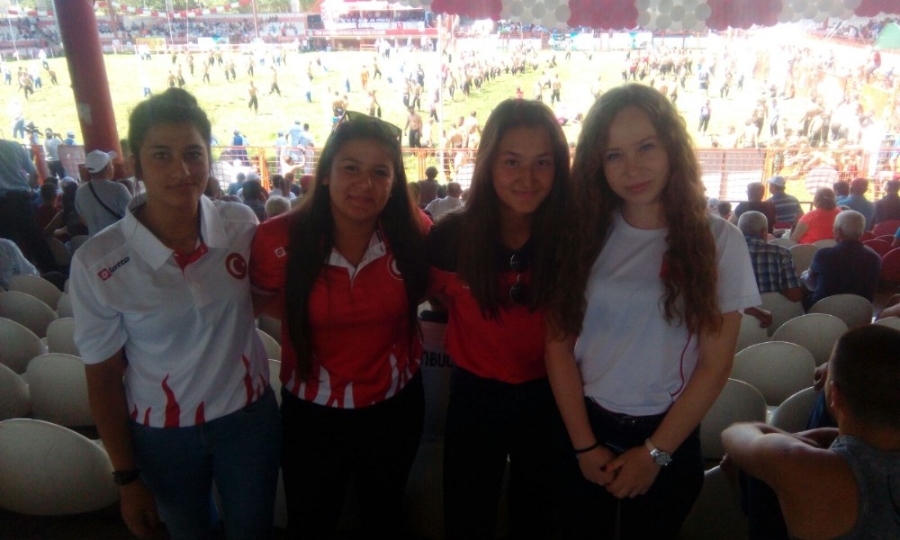 Bayan güreşçiler destek için Kırkpınar’da