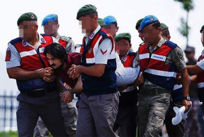 Cezaevi aracından inmeyen darbeci böyle götürüldü