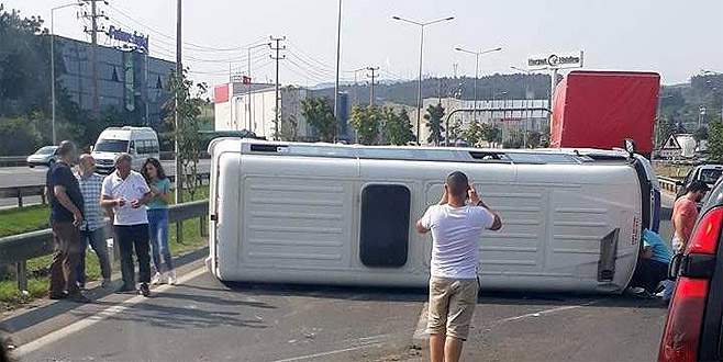 Bursa’da yolcu minibüsü yan yattı: 4 yaralı