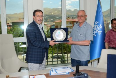 Başkan Bulutlar’dan emekli personele teşekkür plaketi