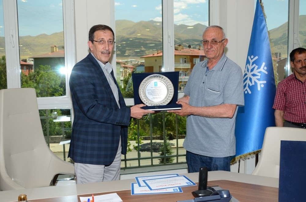 Başkan Bulutlar’dan emekli personele teşekkür plaketi