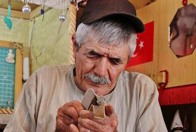 Balıkesir'in Edremit ilçesinde 72 yaşındaki Mustafa Kiraz, kaldığı huzurevinin bahçesinde