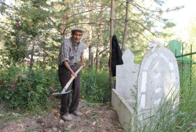 Mezarcı Yılmaz’ı son yolculuğuna 15 kişi uğurladı