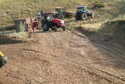 Ağrı’da devrilen römork için seferber oldular