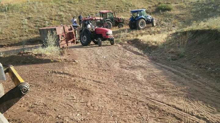 Ağrı’da devrilen römork için seferber oldular