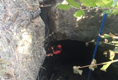 Bir hafta boyunca kuyuda beslediği tavuğuna akut yardımıyla kavuştu