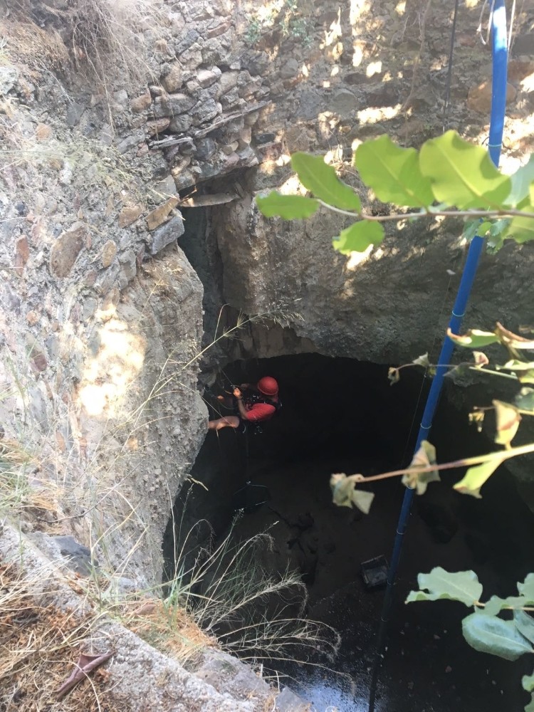 Bir hafta boyunca kuyuda beslediği tavuğuna akut yardımıyla kavuştu