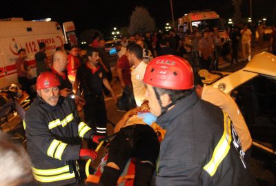 Karşı şeride geçen otomobil hafif ticari araçla çarpıştı: 1 ölü 7 yaralı