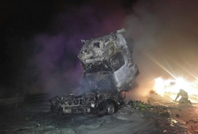 Tırların çarpışması sonucu sıkışan iki kişi yanarak can verdi