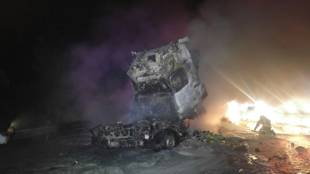 Tırların çarpışması sonucu sıkışan iki kişi yanarak can verdi