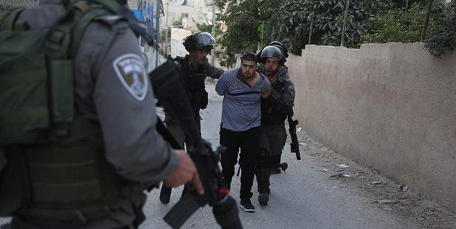 İsrail askerleri 12 Filistinliyi gözaltına aldı