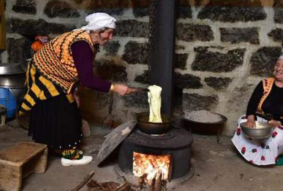 Trabzon'da turistlerin bölge kültürünü yaşayarak öğrenmesi amacıyla oluşturulan köyü ziyaret