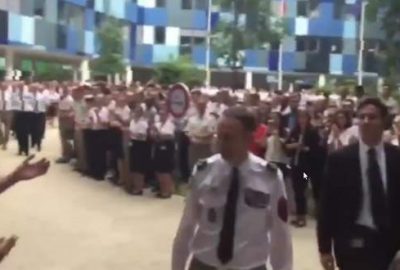 Askerler Villiers’i alkışlarla uğurladı