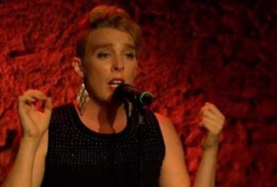 Fransız şarkıcı sahnede öldü