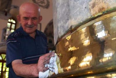 Kütahya'da, 79 yaşındaki "Muhsin dede", 600 yıllık caminin sütunlarını çevreleyen