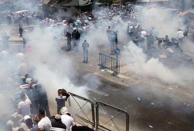 İsrail polisi Mescid-i Aksa’ya çıkan yollarda cemaate saldırdı