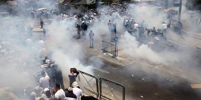 İsrail polisi Mescid-i Aksa’ya çıkan yollarda cemaate saldırdı