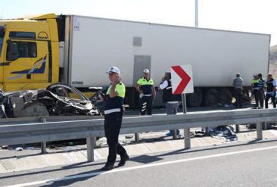 Otomobil TIR’a çarptı: 4 ölü, 2 yaralı