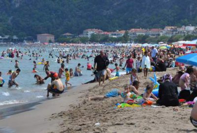 Plajda kadınların görüntüsünü çektiği iddiasıyla gözaltına alındı
