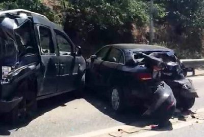 Halk otobüsü 9 otomobile çarptıktan sonra durabildi: 13 yaralı