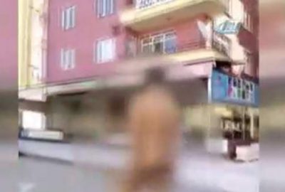 Caddenin ortasında çırılçıplak yürüdü