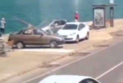 Aracın denize uçma anı güvenlik kamerasında