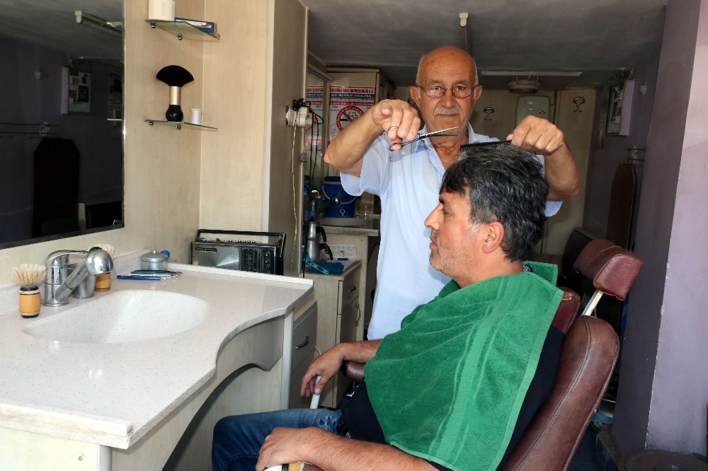 55 yıllık berber dükkanın yıkılmasıyla mesleği bırakacak