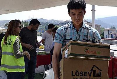 LÖSEV'in hayata geçirdiği "İyilikler Tırı" Karabük Kent Meydanı'na getirilip park