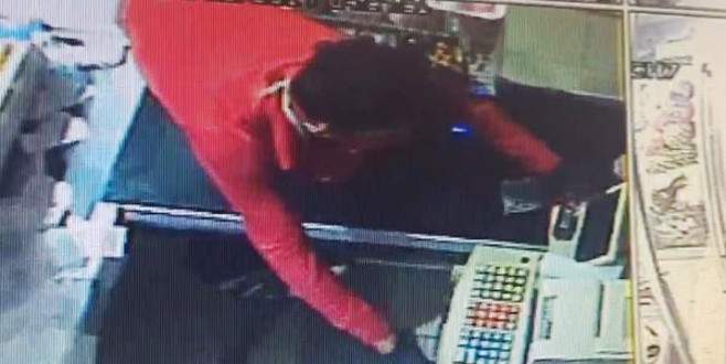 Maskeli hırsızlar alarm çalınca böyle kaçtı