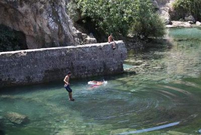 Şanlıurfa'nın Fırat Nehri kıyısındaki Bozova ilçesinde yer alan İnbaşı mağaraları,