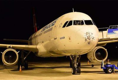 Kokpit camı çatlayan uçak acil iniş yaptı