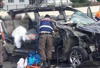 Minibüs park halindeki TIR’a çarptı: 3 ölü, 2 yaralı