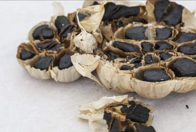 Sarımsağı siyaha dönüştürüp kilogramını 150 liradan satıyor