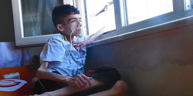 Çocukluğunu yaşayamadan günden güne eriyor