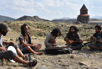 Farklı illerinden bir araya gelerek müzik grubu kuran 5 müzisyen,