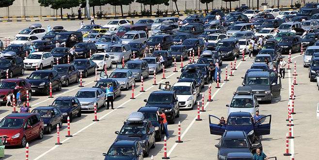 Yurt dışında yaşayan vatandaşlar Kapıkule’de yoğunluk oluşturdu