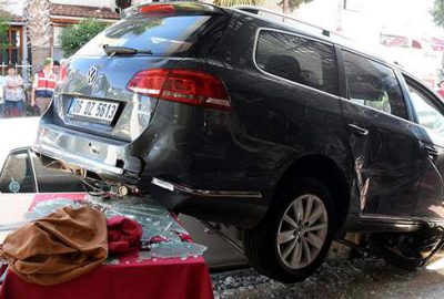 Önce yaya ve araçlara çarptı sonra restorana girdi