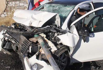 Otomobil, kamyona çarptı: 2 ölü, 4 yaralı