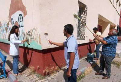 Muş'un Varto ilçesinde bazı öğretmen ve idareciler, tatil yapmak yerine