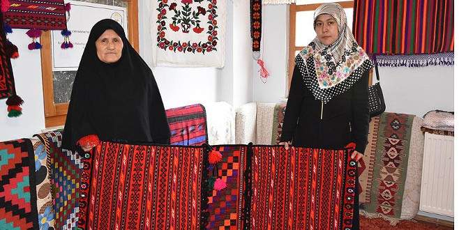 İran ve Afgan uyruklu kadınlar kilim dokuyarak üretime katılıyor