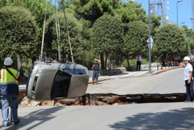 Çöken yol otomobili yuttu