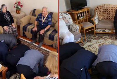 Koreliler saygı için Kore gazilerinin önünde eğildi