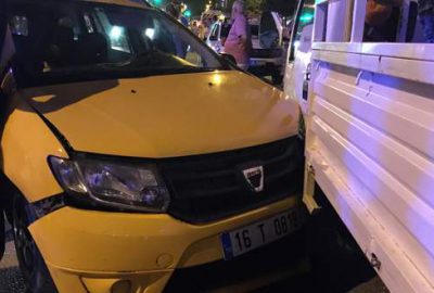 Ticari taksiye ortadan çarptı: 4 yaralı