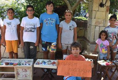Muğla'nın Bodrum ilçesinde, bir grup çocuk, Ege Denizi'nde yaşanan 6,5