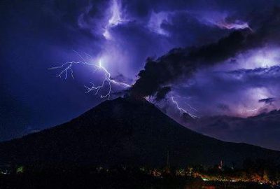 Sinabung Yanardağı yeniden faaliyete geçti
