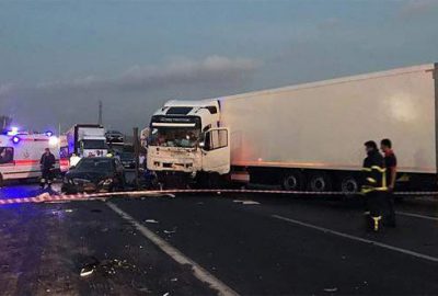 Karşı yöne geçen TIR dehşet saçtı: 6 ölü, 3 yaralı