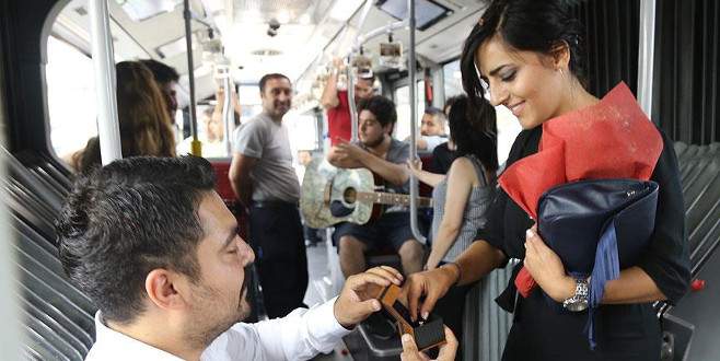 Metrobüste sürpriz evlilik teklifi