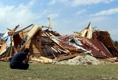 Yıkım kararı verilen yayla evini kendisi yıktı