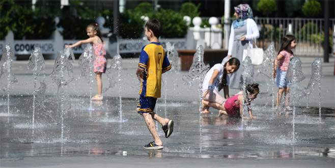 Bunaltan sıcakta fıskiyenin altına girerek serinlediler