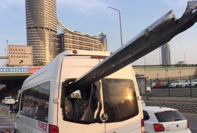 Bariyerler minibüse saplandı